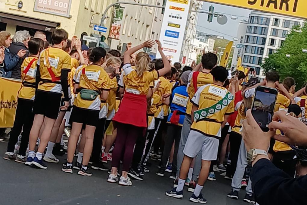 Ursulinenschule lief Staffel beim Deutsche Post Marathon Bonn 2024